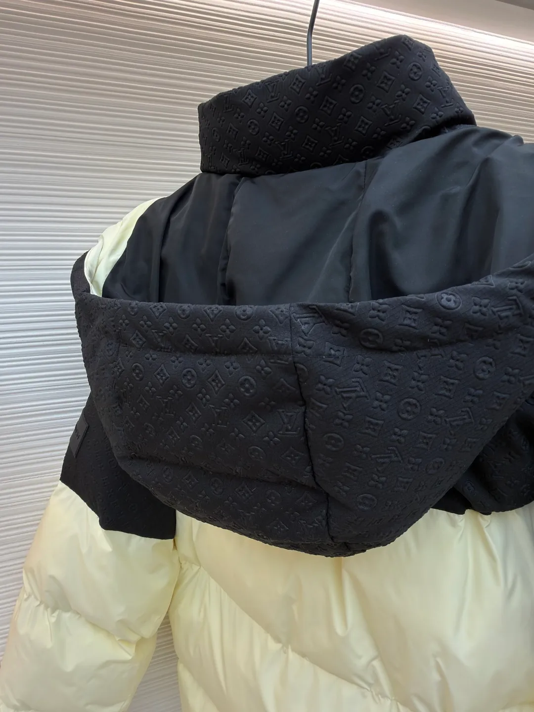 LOUIS VUITTON Positioned Pattern Belted Down Jacket ●Original version: Purchased and developed by 26829 ●Item No.: 1682101-D30 ●Fabric: White duck down fabric ●Technology: Mechanical down filling ●Color: Black and white color matching ●Type: Fitted version ●Weight: about 1105 grams ●Size: S-M-L-XL ●Description: This practical jacket combines temperature and style. The body is made of two fabrics of close tones, and the yoke and hood are made of Mini Monogram embossed material. The detachable hood is cleverly stored on the collar and sleeve sides, embellished with logo silicone patches and Ecodown© filling, which is lightweight and warm. Fabric 1: 92% nylon, 8% spandex; Fabric 2: 90% nylon, 10% spandex; Lining 1: 92% nylon, 8% spandex; Lining 2: 100% polyester Filling: 100% polyester; Trims excluded; detachable hood with ripstop yoke and embossed logo on hood, drawstring hem filled with 100% Ecodown© recycled polyester for easy care and lightweight texture, warmth and insulation. The overall wiring is straight and delicate, the fabric is comfortable and soft, and the color is consistent without color difference. It can be matched with the same style to create a fashionable look and control various occasions. Customized accessories, complete with three standards, same style for men and women!